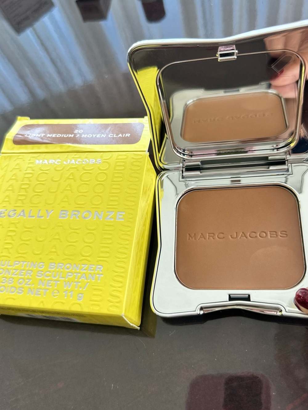 Marc Jacobs Legally Bronze Sculpting Bronzer - Yellow & Silver Packaging - Picture 10 of 11